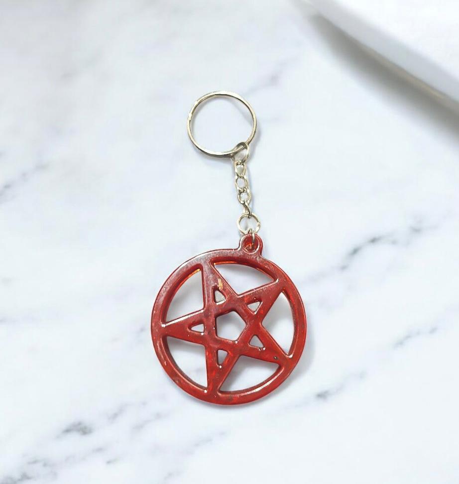 Handgemachter Pentagramm-Schlüsselanhänger aus Epoxidharz